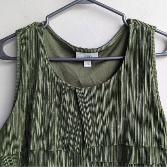 Dress Barn shiny green sleeveless tiered blouse - Picture 3 of 3